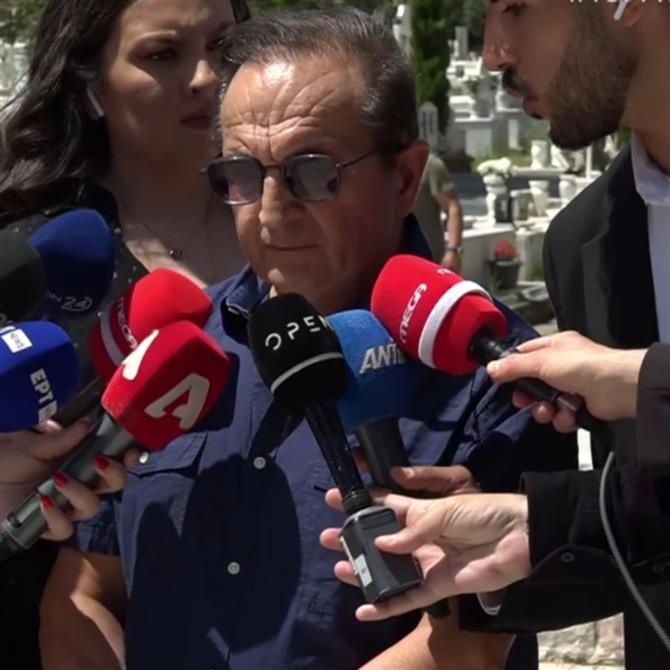 Νίκος Γαλανός: Με "τρεμάμενη" φωνή ο Σπύρος Μπιμπίλας στην κηδεία του - "Θα του είμαι αιωνίως ευγνώμων"
