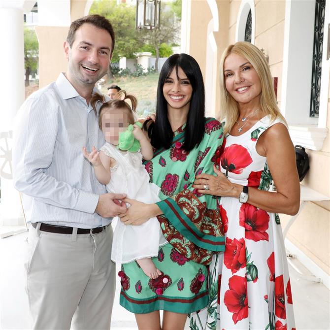 Άννα Μπεζάν - Δημήτρης Παππάς: Οικογενειακές διακοπές στη Κρήτη! Η φωτογραφία με την κόρη τους
