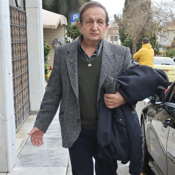 Ξέσπασε ο Σπύρος Μπιμπίλας: Πρωτοσέλιδο μπέρδεψε τον Γιώργο Καρκά με άλλον ηθοποιό - "H γελοιότητα δεν έχει όρια"
