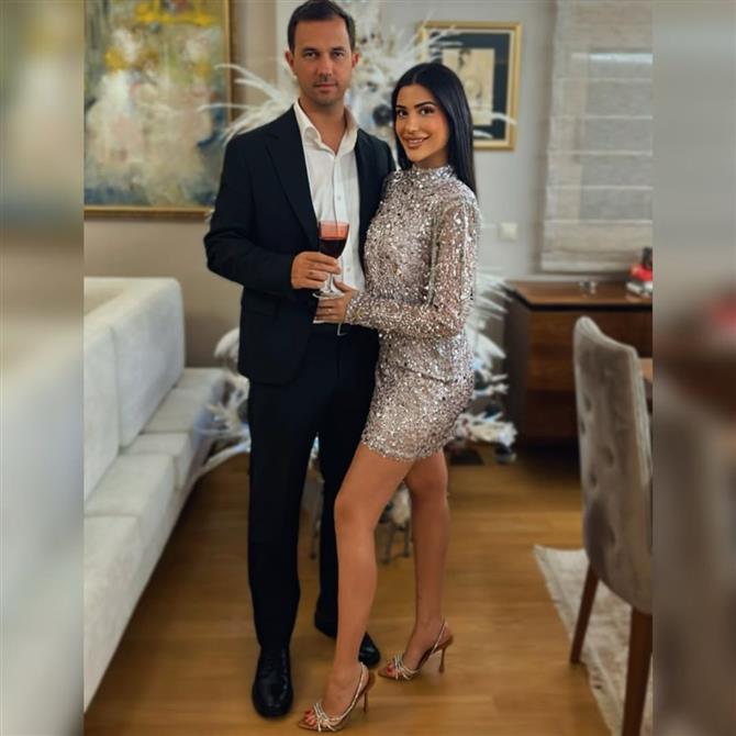 Ανδριάνα Παναγιώτου: Παντρεύτηκε τον αγαπημένο της, Δήμο Περπερίδη με κουμπάρα την Κατερίνα Καραβάτου (Φωτο & Βίντεο)

