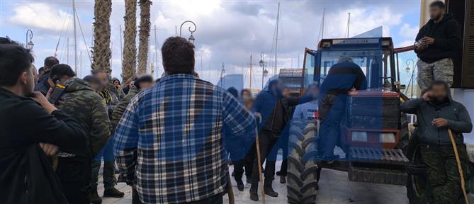 Ηράκλειο: Οι αγρότες έχουν αποκλείσει το κτίριο της αποκεντρωμένης διοίκησης