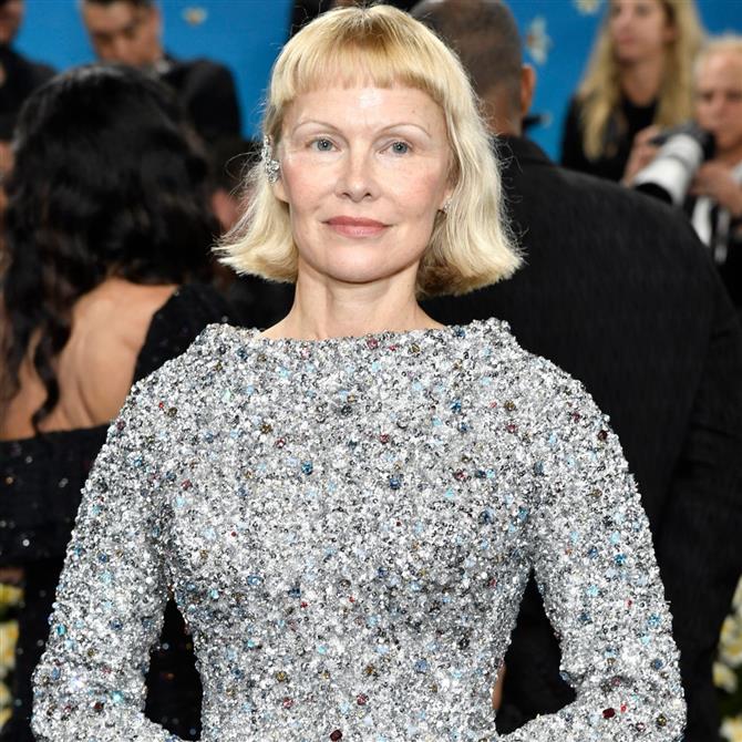 Met Gala: Η Πάμελα Άντερσον εμφανίστηκε χωρίς ίχνος μακιγιάζ συνοδευόμενη από τον γιο της, Μπράντον Τόμας Λι (Φωτό)