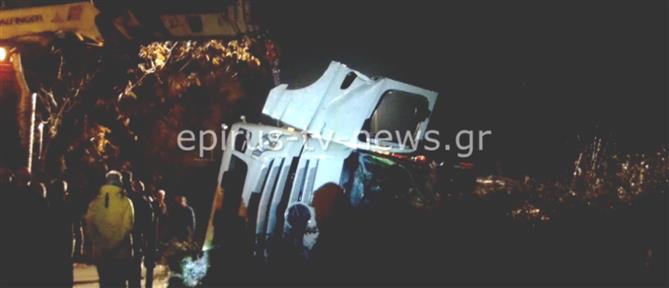 Τροχαίο στην Άρτα: Νεκρός ανασύρθηκε ο 52χρονος οδηγός του φορτηγού (βίντεο)