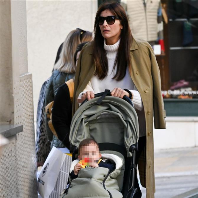 Paparazzi! Αντιγόνη Κουλουκάκου: Βόλτα στο κέντρο της Αθήνας μαζί με τον γιο της