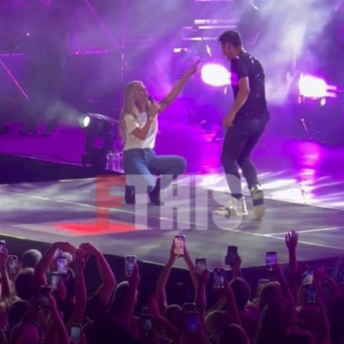 Σάκης Ρουβάς: Η Νατάσα Θεοδωρίδου στη μεγάλη του συναυλία στον Λυκαβηττό - Βίντεο FTHIS