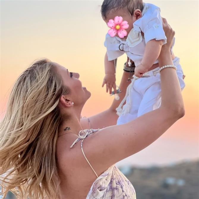 Φωτεινή Πετρογιάννη - Μιχάλης Ρουμπής: Το φωτογραφικό άλμπουμ από την βάφτιση του γιου της στην Τήνο

