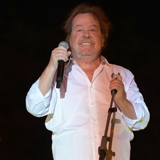 Γιάννης Πάριος: "Θυμάμαι τη μάνα μου, όταν ξεκίνησα, να μου παίρνει το κατοστάρικο από το χέρι"