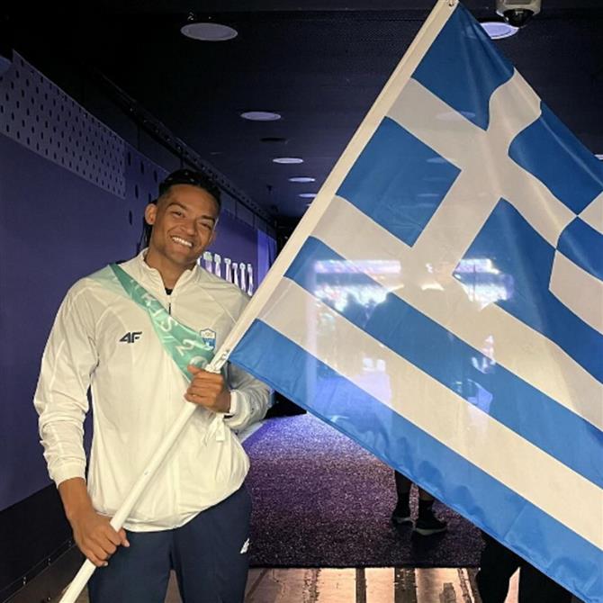 Εμμανουήλ Καραλής: "Πού να φανταζόταν ο μικρός Μανόλο που ζήλευε στο γυμνάσιο τους σημαιοφόρους ότι…"