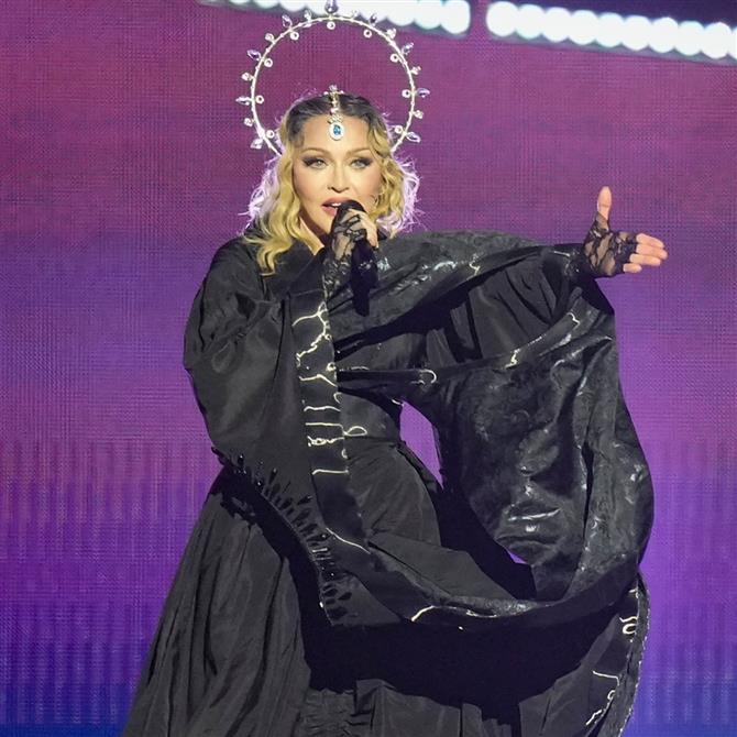 Μαντόνα: Αντιδράσεις με τις ΑΙ φωτογραφίες που δημοσίευσε και τη δείχνουν σε τρυφερά ενσταντανέ με τον Πάπα Φραγκίσκο
