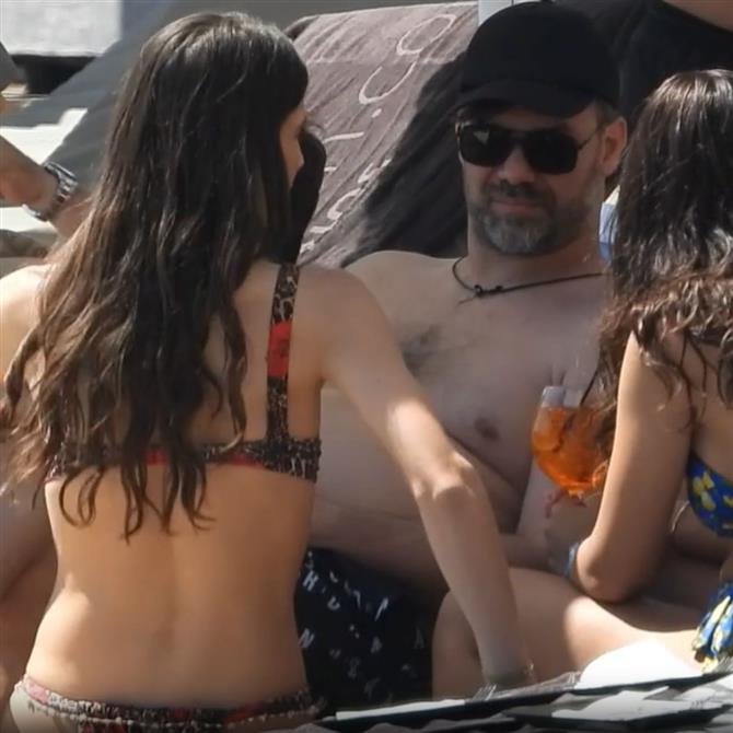 Γιώργος Σαμπάνης - Ιωάννα Σαρρή: Για μπάνιο σε παραλία της Μυκόνου (βίντεο)
