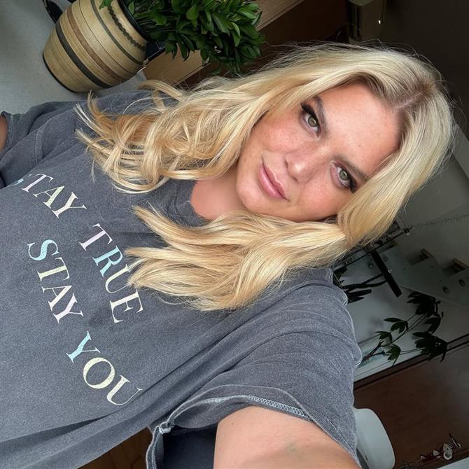 Δανάη Μπάρκα: Το μπικίνι μαγιό της ταιριάζει στις juicy σιλουέτες & αν δεν το έχεις πρέπει να το αποκτήσεις