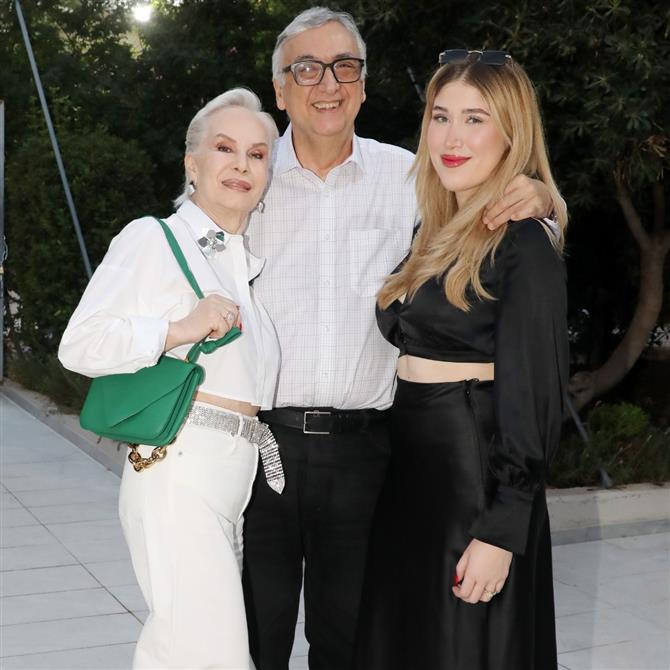 Δημήτρης Σούρας: Σε κλίμα οδύνης το εξάμηνο μνημόσυνό του - Η κόρη & η σύζυγός του έκλαιγαν αγκαλιασμένες