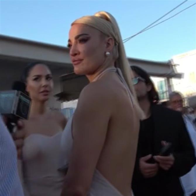 Ιωάννα Τούνη: Η on camera ενόχληση στην πρώτη επίσημη εμφάνιση με τον νέο της σύντροφο - "Μη χαλάτε μια ωραία στιγμή"
