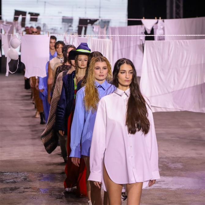 Λάκης Γαβαλάς: Παρουσίασε την "μπουγάδα" του στο Athens Fashion Week & έγινε το απόλυτο viral (Photos - Video)