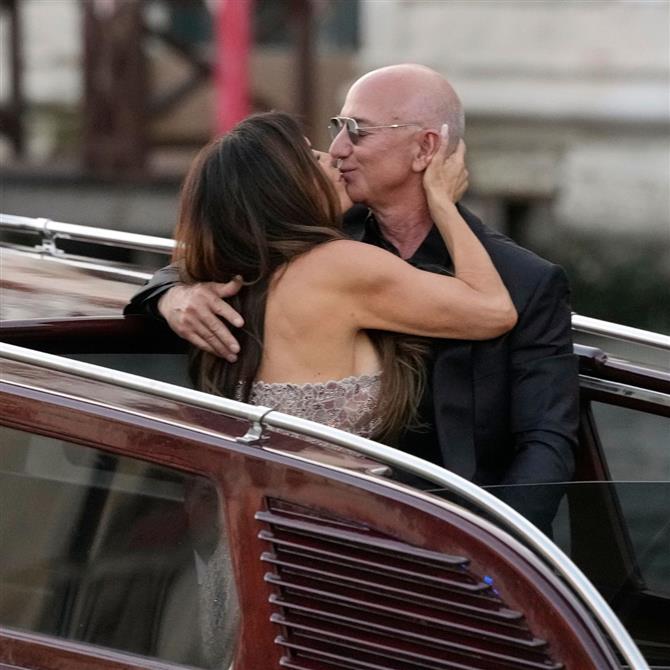 Τζεφ Μπέζος - Λόρεν Σάντσεζ: Το παθιασμένο φιλί του ζευγαριού πριν το πιτζάμα πάρτι και οι εμφανίσεις των λαμπερών καλεσμένων