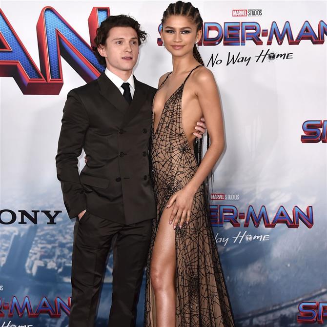 Zendaya & Τομ Χόλαντ: Αρραβωνιάστηκαν! Η εμφάνιση της ηθοποιού στις Χρυσές Σφαίρες με εντυπωσιακό μονόπτερο