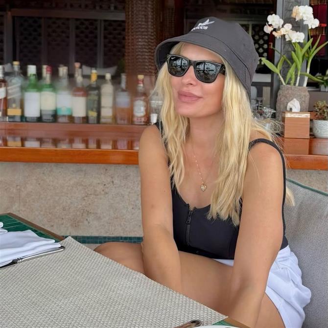 Ελένη Μενεγάκη: Ποζάρει αγκαλιά με τον Μάκη Παντζόπουλο σε παραλία στις εξωτικές τους διακοπές