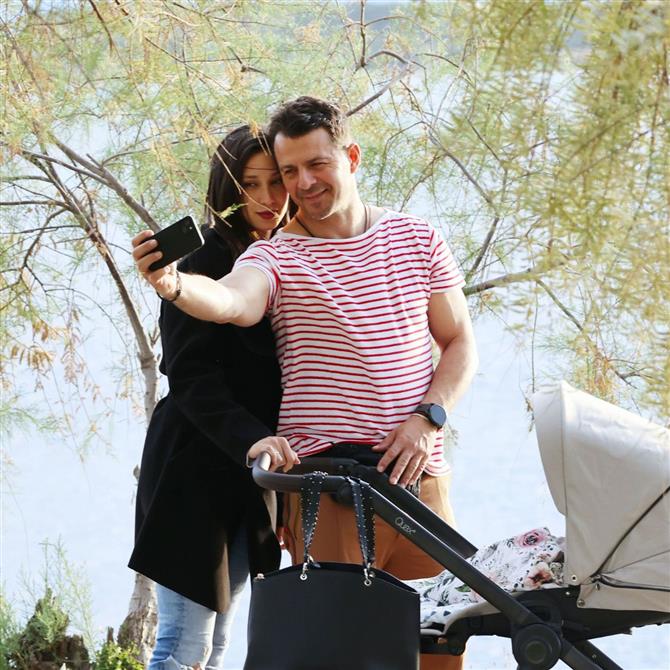 Γιώργος Αγγελόπουλος: Ξυπόλητος για πεζοπορία στο δάσος μαζί με τη Δήμητρα Βαμβακούση - Η εκκλησία που εντόπισαν "κρυμμένη"  (Video)