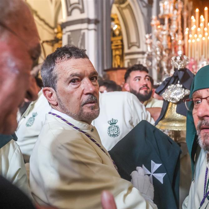 Αντόνιο Μπαντέρας: Το συγκινητικό βίντεο & οι εικόνες με τον ηθοποιό να ψάλλει στην εκκλησία της Μάλαγα & να απευθύνει κάλεσμα για αλληλεγγύη