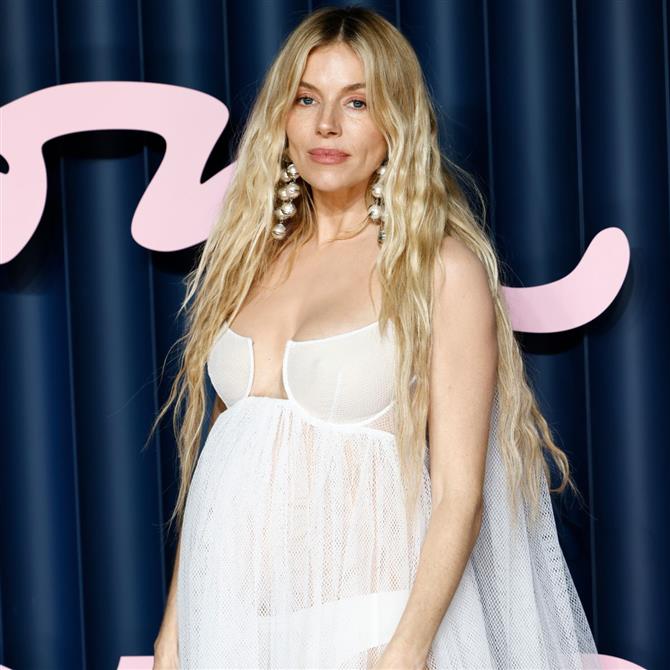 Σιένα Μίλερ: Έγκυος στο τρίτο της παιδί - Η εμφάνιση με φουσκωμένη κοιλιά