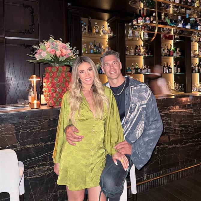 Αθηνά Οικονομάκου: Οι φωτογραφίες με τον Μπρούνο Τσερέλα και τους φίλους τους μετά την αποκάλυψη πως παντρεύονται