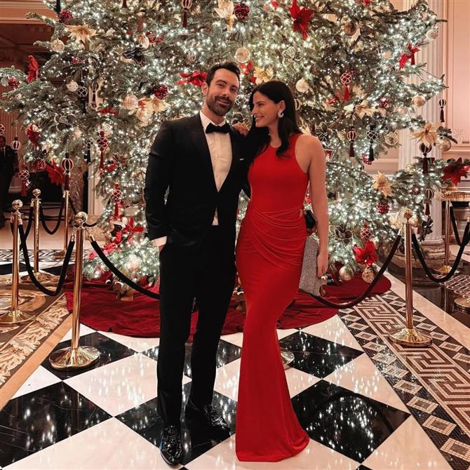 Σάκης Τανιμανίδης: Οι ευχές για "καλά Χριστούγεννα" & το απολαυστικό βίντεο με τις δίδυμες κόρες του από το σαλόνι του σπιτιού του