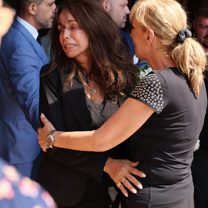 Βούλα Πατουλίδου: Συντετριμμένη στην κηδεία του συζύγου της, Δημήτρη Ζαρζαβατσίδη

