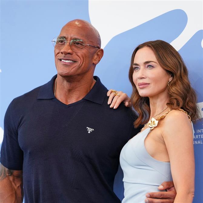 Φεστιβάλ Βενετίας 2025: Ντουέιν Τζόνσον & Έμιλι Μπλαντ μαγνήτισαν τα φλας στο photocall πριν την πρεμιέρα του "The Smashing Machine" 