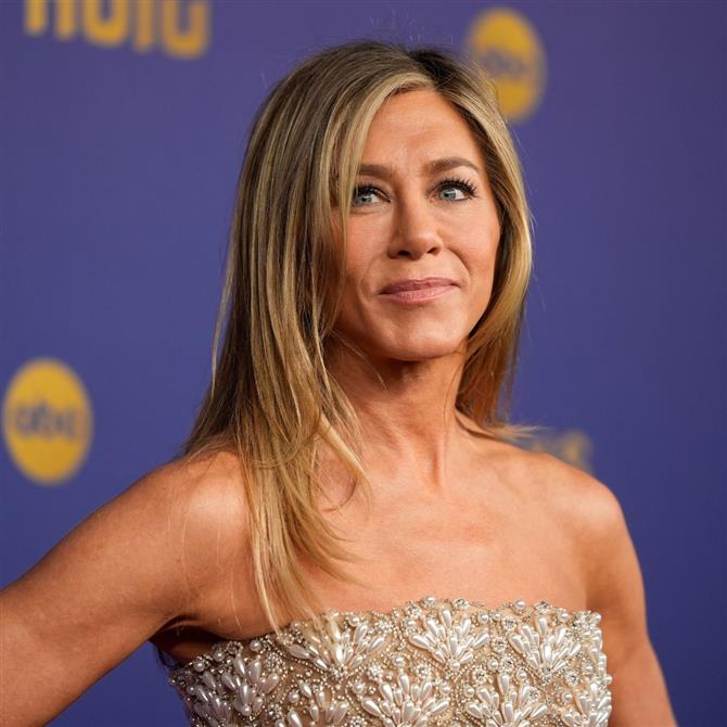 Τζένιφερ Άνιστον: Πρωταγωνιστεί στην τηλεοπτική μεταφορά του βιβλίου "I’m Glad My Mom Died"