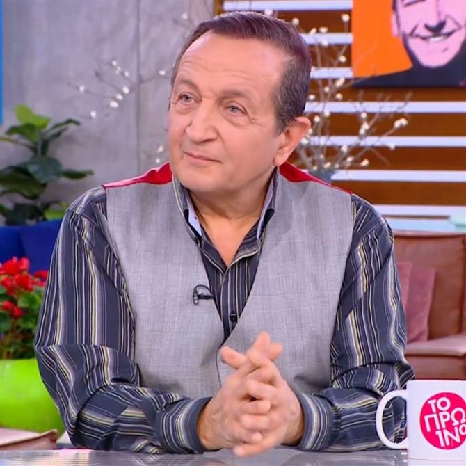 Σπύρος Μπιμπίλας: "Είμαι γκέι, εδώ το είπα στη βουλή, θα το κρύψω τώρα; Ανενεργός βέβαια"
