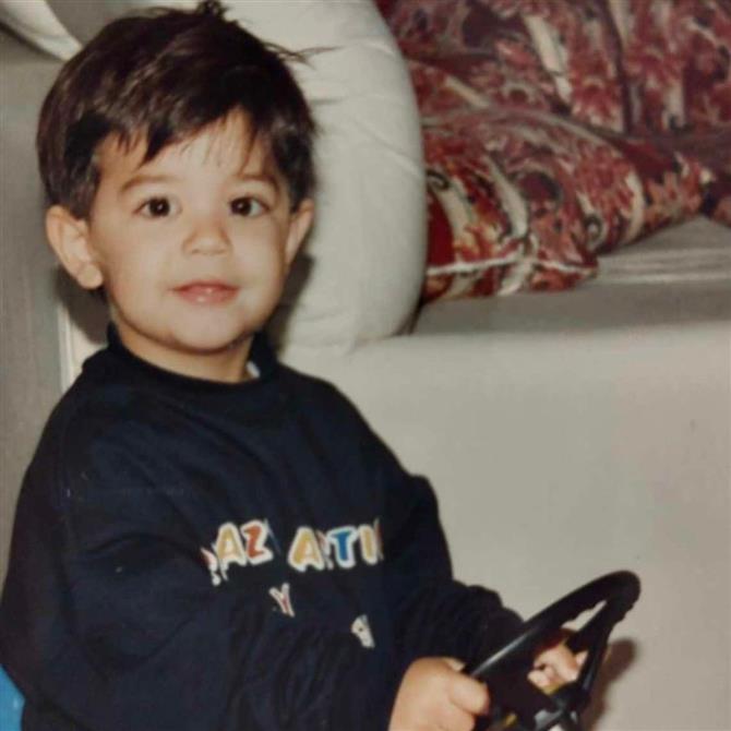 Αναγνωρίζετε τον μπόμπιρα της φωτογραφίας; Είναι Έλληνας παρουσιαστής