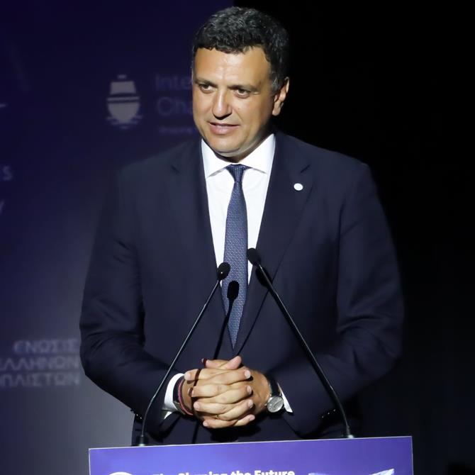 Γιορτή του Πατέρα: Ο Βασίλης Κικίλιας φωτογραφίζει τον μπαμπά του με τον γιο του - "Ο παππούς κακομαθαίνει τον εγγονό"