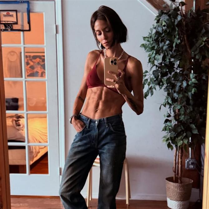 Σοφία Καρβέλα: Η απάντησή της σε σχόλιο που δέχτηκε στα social media για την εμφάνιση & το βάρος της
