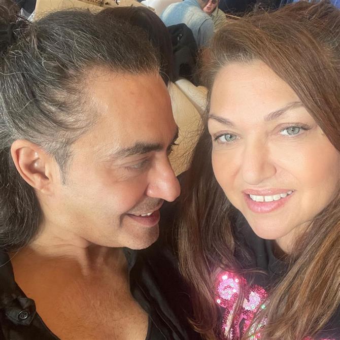 Ο Διονύσης Σχοινάς φωτογραφίζει μέσα στην πισίνα την Καίτη Γαρμπή 
