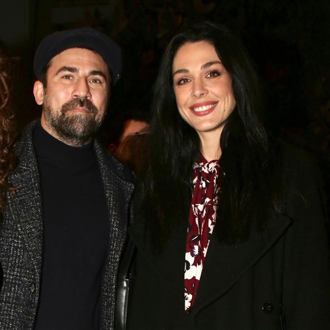 Ιωάννα Τριανταφυλλίδου & Κίμων Κουρής: Σε ένα σπάνιο στιγμιότυπο! Πόζαραν μαζί μπροστά από το χριστουγεννιάτικο δέντρο (Φωτο)

