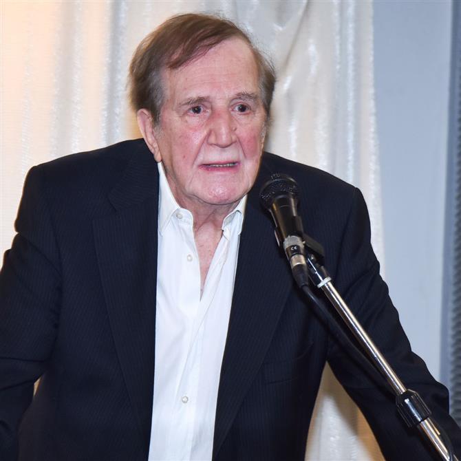 Γιώργος Κωνσταντίνου: "Μου λένε υπογείως “πώς μπορείτε λόγω ηλικίας να χτυπιέστε στη σκηνή;” "