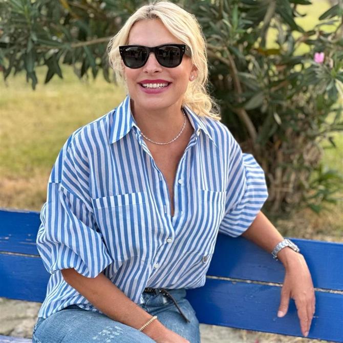 Ελένη Μενεγάκη: Οι νέες φωτογραφίες από τις διακοπές της - Ποζάρει άβαφη και με μαγιό στην παραλία