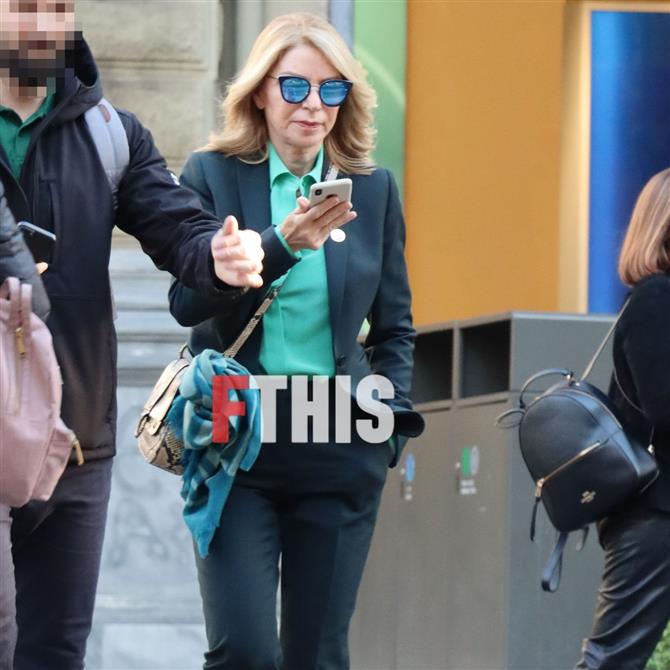 Paparazzi! Έλλη Στάη: Χαλαρή βόλτα στο κέντρο της Αθήνας