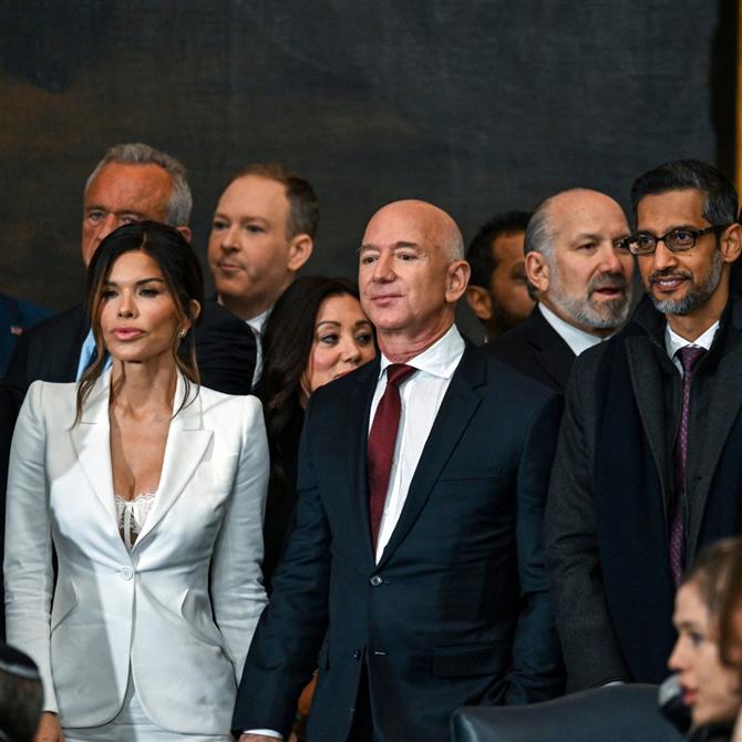 Ντόναλντ Τραμπ: Αντιδράσεις με την εμφάνιση της συντρόφου του Τζεφ Μπέζος, Λόρα Σάντσεζ, στην ορκωμοσία 