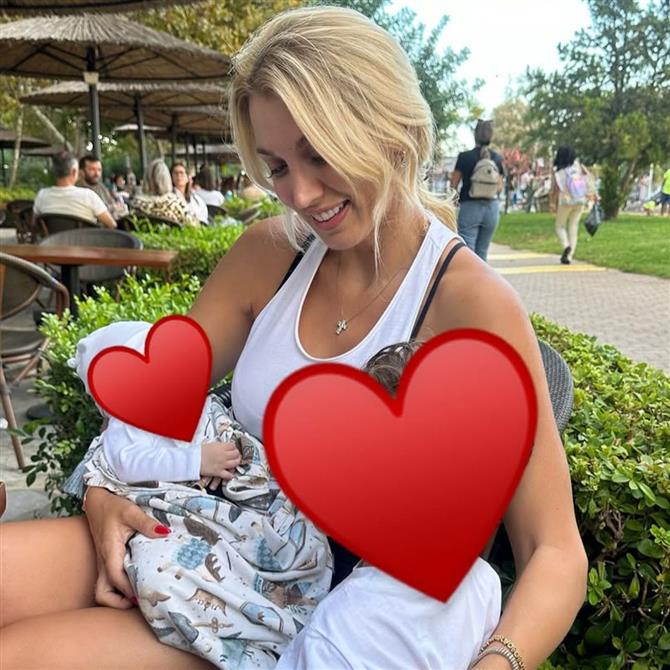 Κωνσταντίνα Σπυροπούλου: Δείτε τη να ποζάρει αγκαλιά με τους δύο γιους της στην παιδική χαρά (Φωτο)