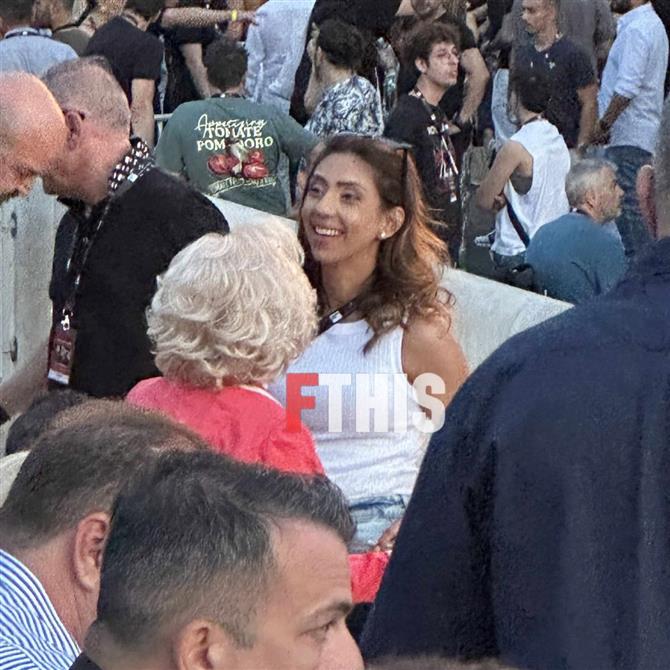 Βασίλης Καρράς: Η κόρη του Ειρήνη στη συναυλία μνήμης του στο Καλλιμάρμαρο (Φωτογραφίες FTHIS)