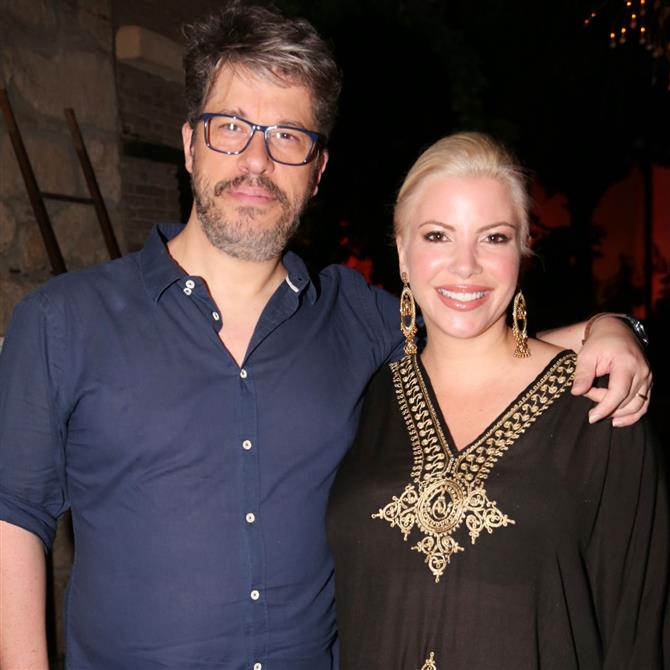 Αντελίνα Βαρθακούρη: Σπάνια βραδινή έξοδος με τον Χάρη Βαρθακούρη και τις κόρες τους - Η εντυπωσιακή της εμφάνιση (Φωτό)