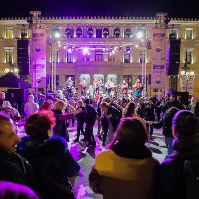 Η Αθήνα χόρεψε στους ρυθμούς της παράδοσης στο Δημοτικό Αθηναϊκό Πανηγύρι παρέα με τη ΦΙΞ Ελλάς