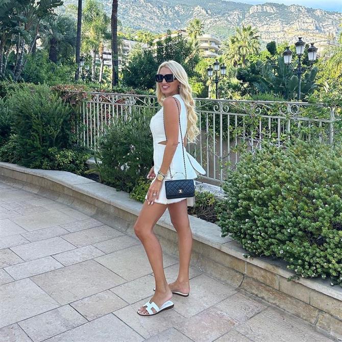 Κωνσταντίνα Σπυροπούλου: Το χρώμα στα νύχια της αξίζει να το κάνεις στις διακοπές σου & θα καταλάβεις γιατί