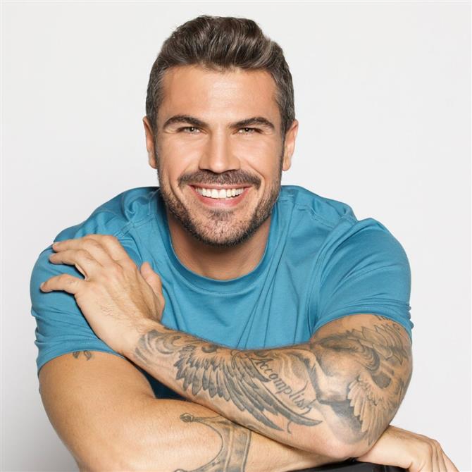 Άκης Πετρετζίκης: Η αντίδρασή του όταν ένα αγοράκι πλησίασε την κόρη του στην παραλία