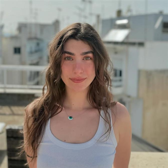 Χρύσα Μιχαλοπούλου: Δείτε τη να ποζάρει topless στα βράχια