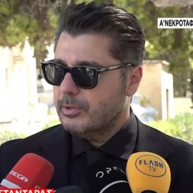 Λάμπρος Κωνσταντάρας: Συγκινημένος στην κηδεία του πατέρα του, Δημήτρη - "Μόνο καλές κουβέντες ακούσαμε"