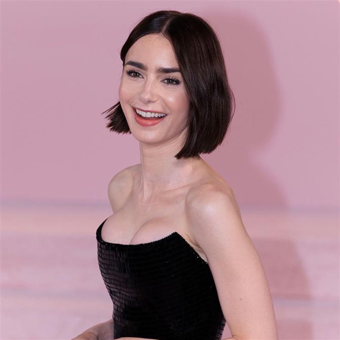 Λίλι Κόλινς: "Ως νέα μητέρα κοριτσιού η Παγκόσμια Ημέρα της Γυναίκας έχει για εμένα διαφορετικό νόημα"! Η νέα φωτογραφία με την νεογέννητη κόρη της
