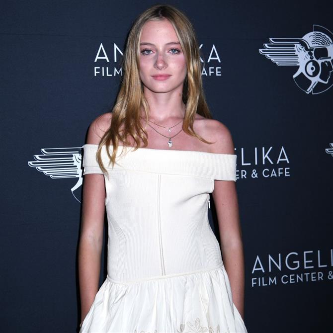 Εβδομάδα Μόδας Παρίσι: Η τρανς κόρη της Naomi Watts έκανε το ντεμπούτο της στην πασαρέλα (Photos - Video)