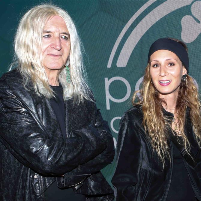 Νίκος Καρβέλας: Η σύντροφός του, Έλενα Φερεντίνου, φωτογραφίζεται με τον 3 ετών γιο τους στο Λονδίνο - Τα σχόλια της Βίσση και της Πάνια